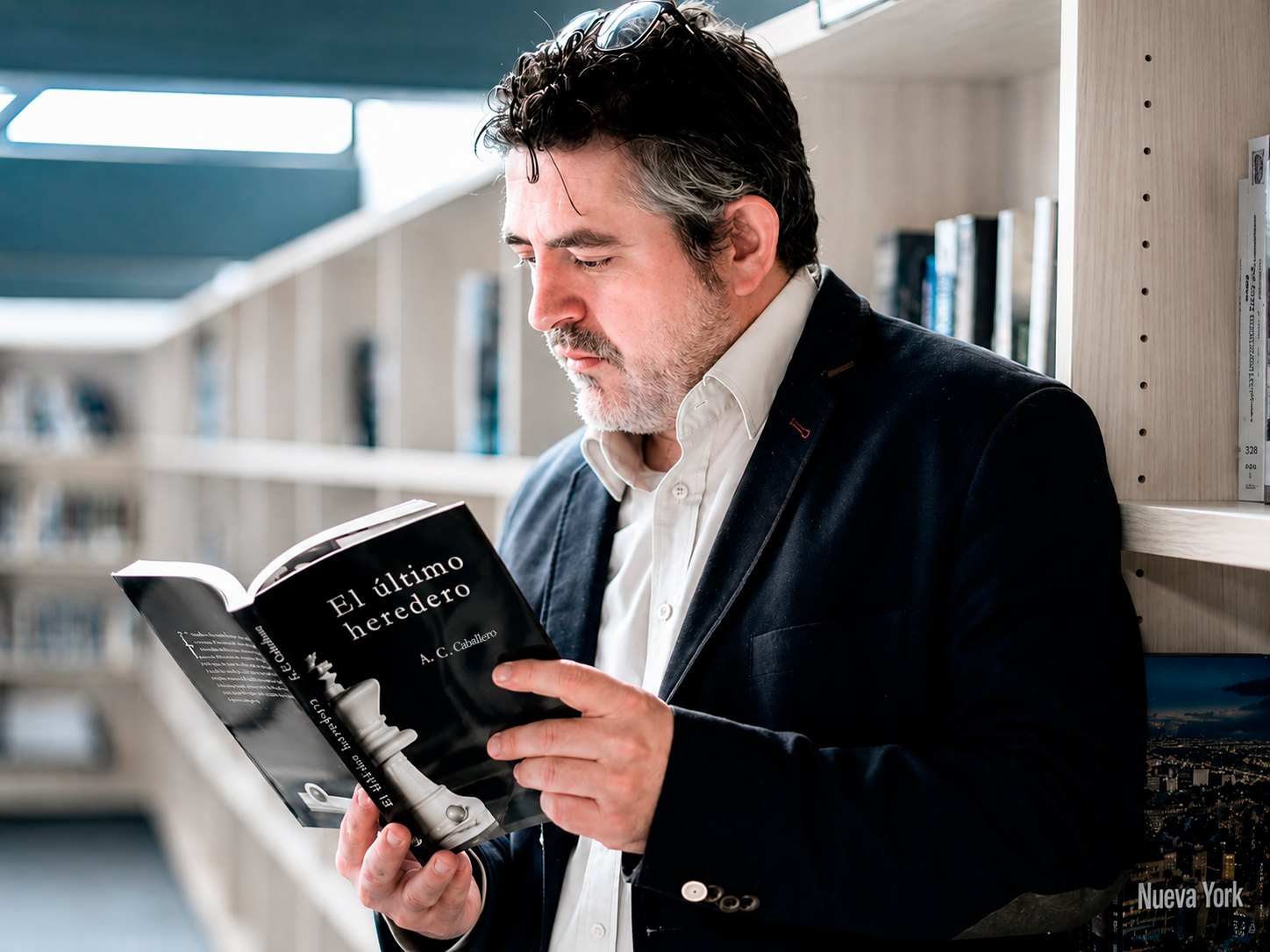 Andrés Cortés Caballero leyendo «El último heredero» en una biblioteca