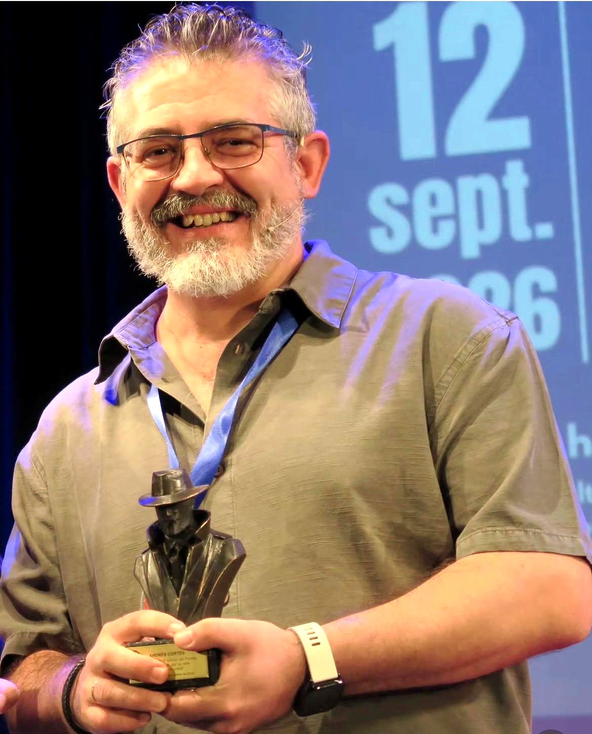 Andrés Cortés Caballero con el trofeo del premio Philip Marlowe
