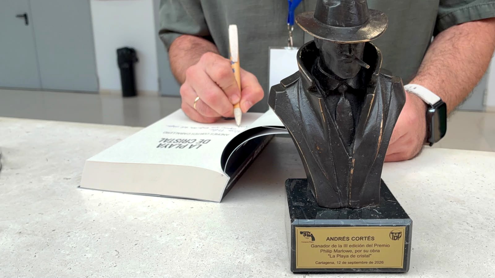 Trofeo del premio Philip Marlowe con la placa grabada a nombre de Andrés Cortés